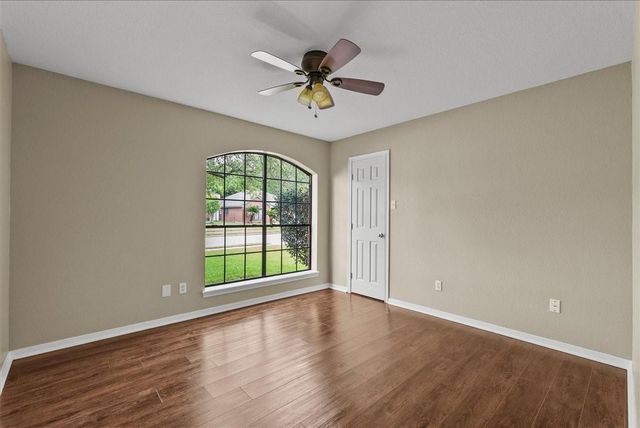 111 Jamestown Avenue, Clute, TX 77531