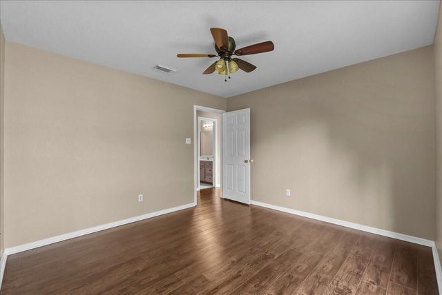 111 Jamestown Avenue, Clute, TX 77531