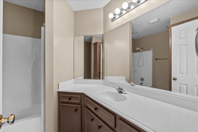 111 Jamestown Avenue, Clute, TX 77531