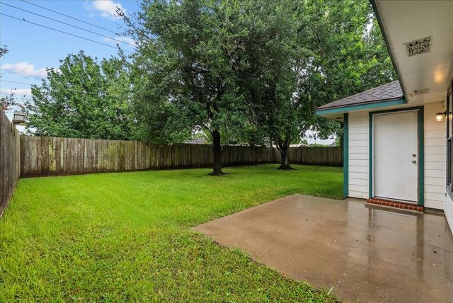 111 Jamestown Avenue, Clute, TX 77531