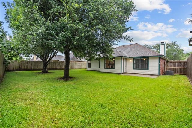 111 Jamestown Avenue, Clute, TX 77531