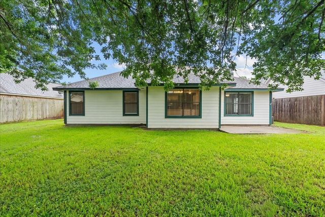 111 Jamestown Avenue, Clute, TX 77531