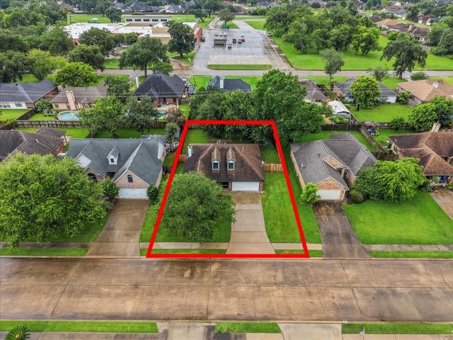 111 Jamestown Avenue, Clute, TX 77531