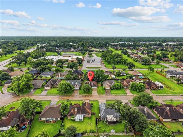 111 Jamestown Avenue, Clute, TX 77531