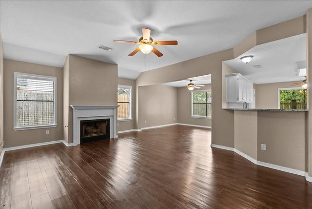 111 Jamestown Avenue, Clute, TX 77531