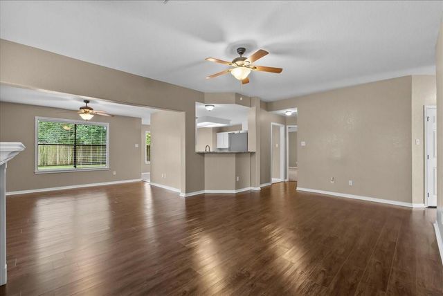 111 Jamestown Avenue, Clute, TX 77531