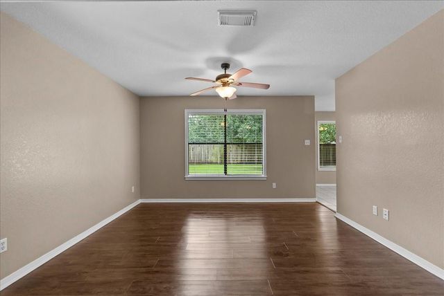111 Jamestown Avenue, Clute, TX 77531