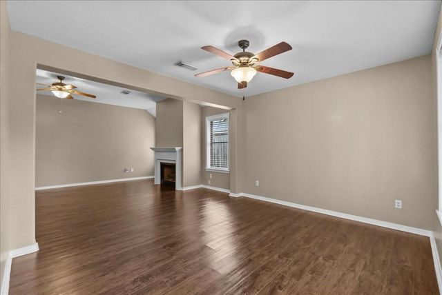 111 Jamestown Avenue, Clute, TX 77531