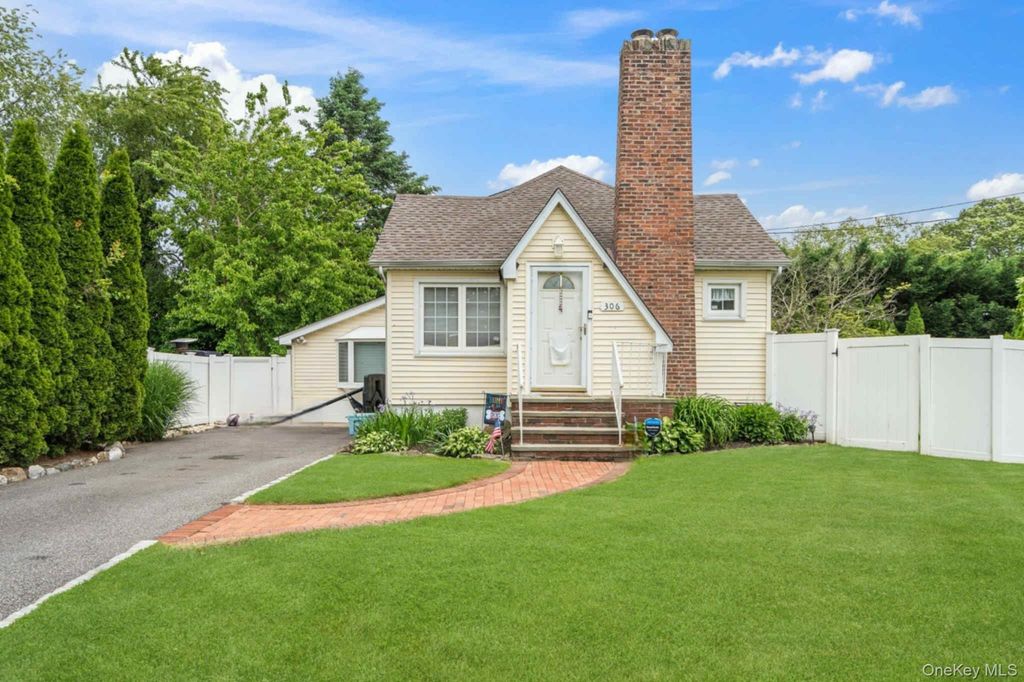 306 Mccall Avenue, West Islip, NY 11795