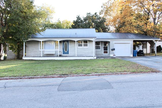 702 E Centennial Avenue, Carthage, MO 64836