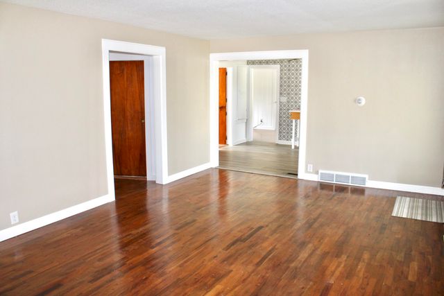 702 E Centennial Avenue, Carthage, MO 64836