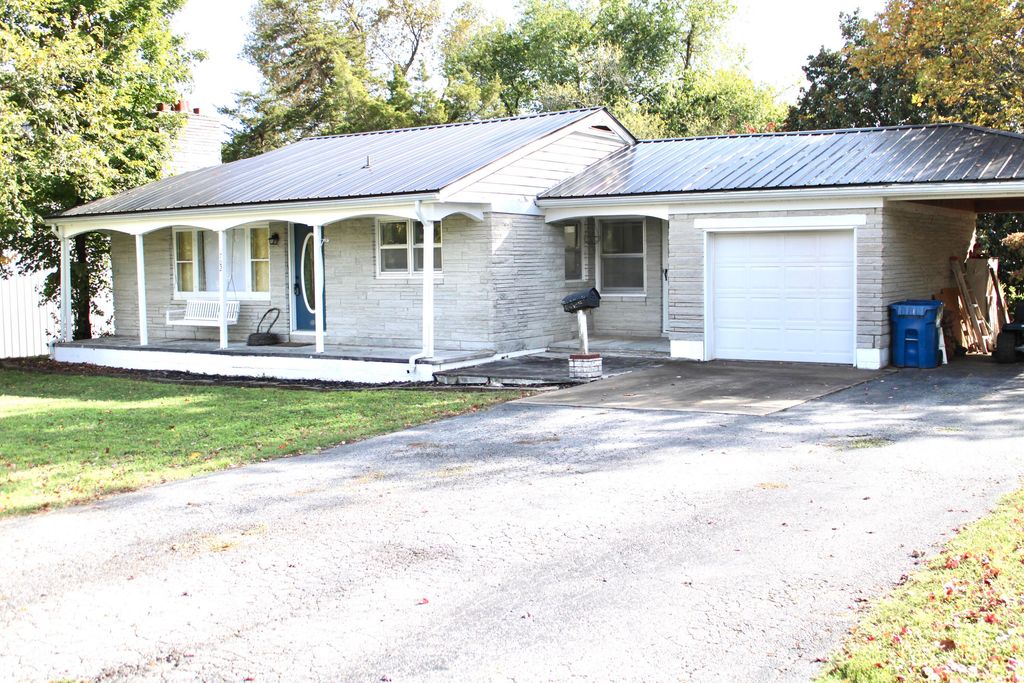 702 E Centennial Avenue, Carthage, MO 64836