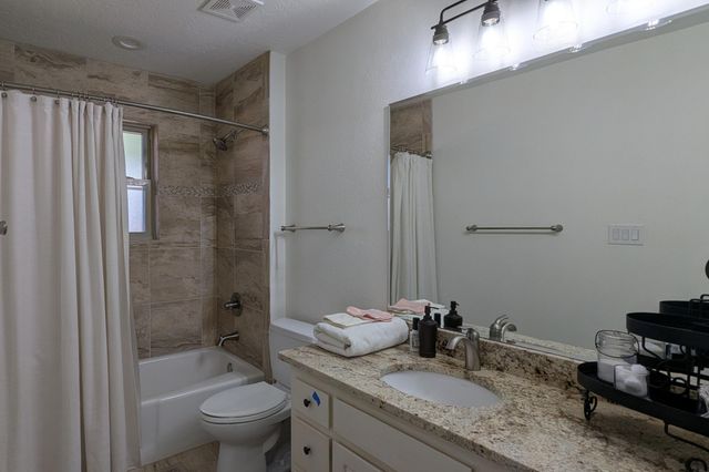 5901 Los Hermanos Court NE, Albuquerque, NM 87111