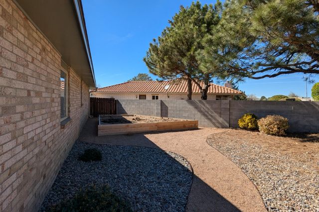 5901 Los Hermanos Court NE, Albuquerque, NM 87111
