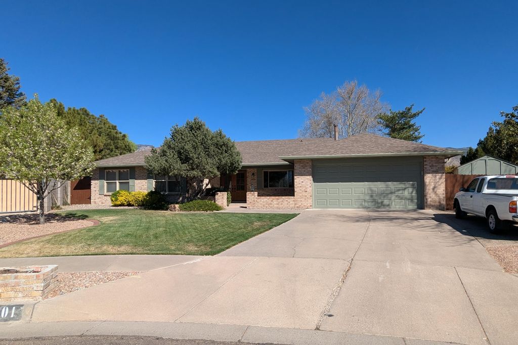 5901 Los Hermanos Court NE, Albuquerque, NM 87111