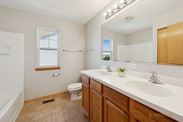 339 MEADOWSEDGE Drive, Woodstock, IL 60098