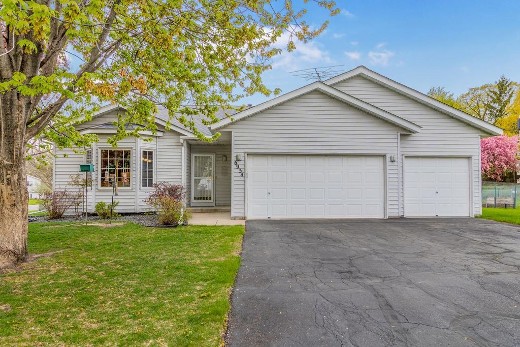 6934 4th Street Court N, Oakdale, MN 55128