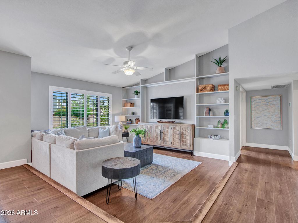 Image 16 of property listing at 15017 N 49TH Street, Scottsdale, AZ 85254