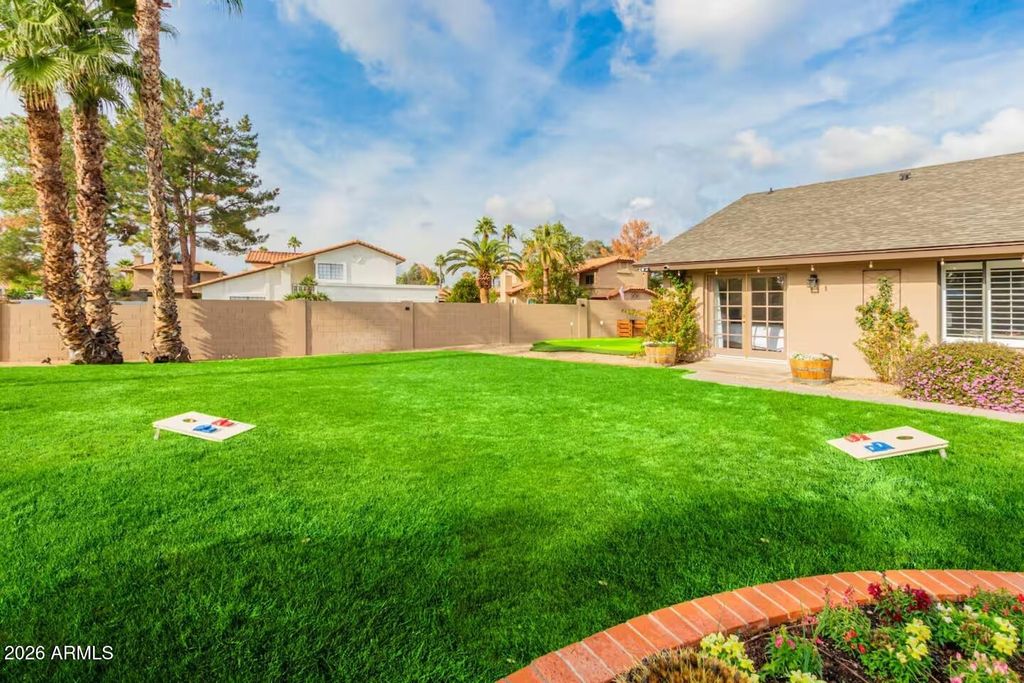 Image 9 of property listing at 15017 N 49TH Street, Scottsdale, AZ 85254