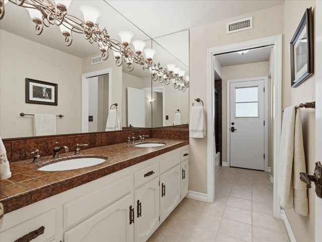 280 E Lisa Avenue, Fresno, CA 93720