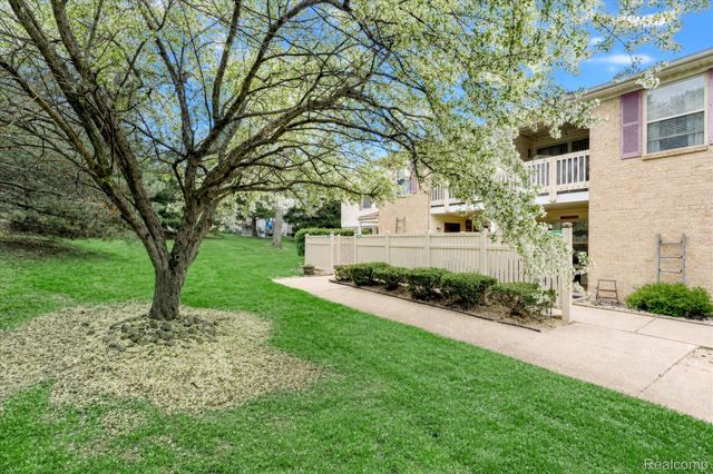 61025 Greenwood Drive, South Lyon, MI 48178