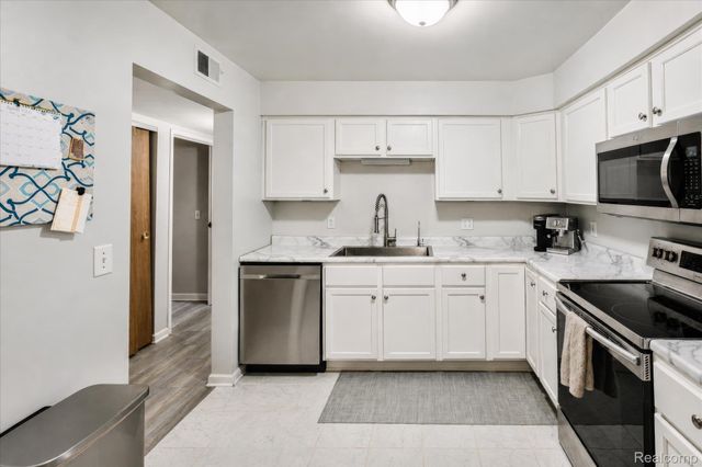 61025 Greenwood Drive, South Lyon, MI 48178