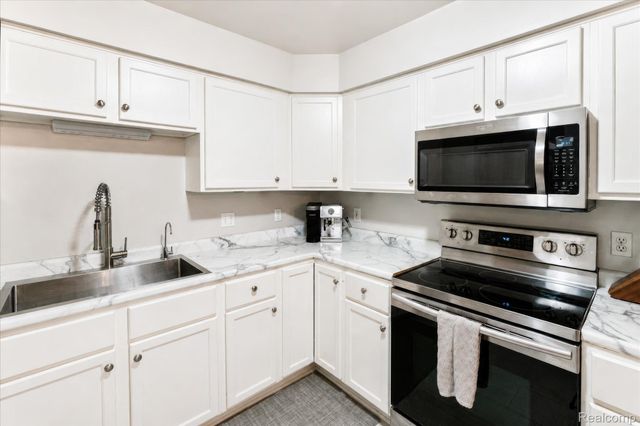 61025 Greenwood Drive, South Lyon, MI 48178