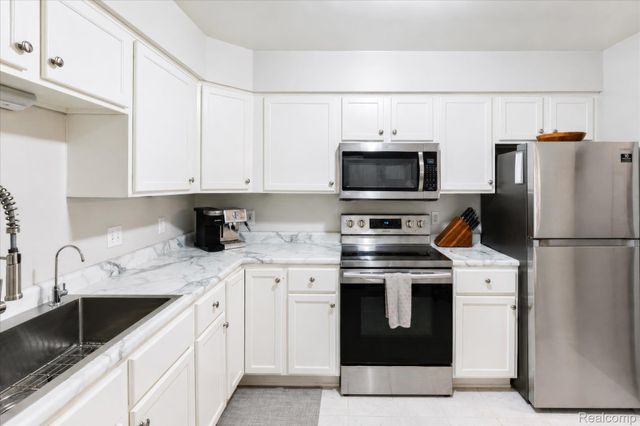 61025 Greenwood Drive, South Lyon, MI 48178