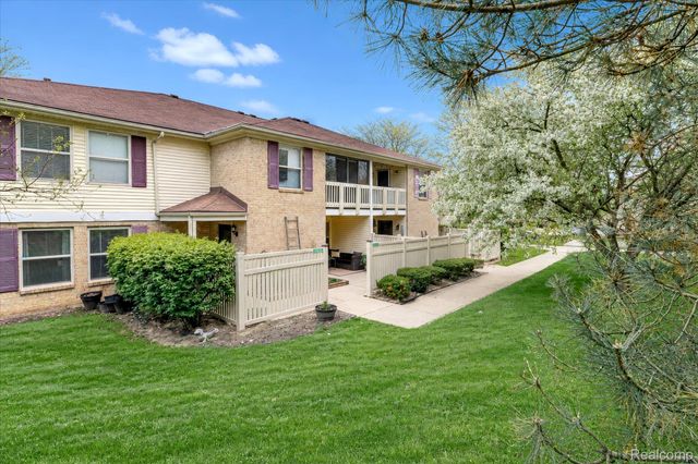 61025 Greenwood Drive, South Lyon, MI 48178