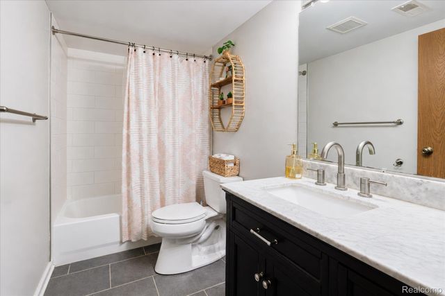 61025 Greenwood Drive, South Lyon, MI 48178