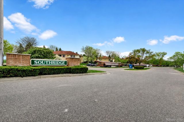 61025 Greenwood Drive, South Lyon, MI 48178