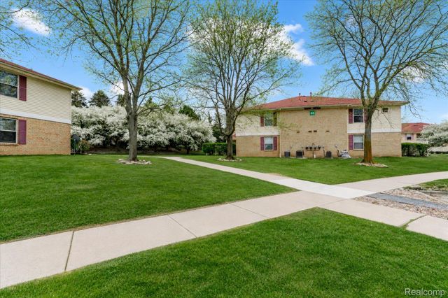 61025 Greenwood Drive, South Lyon, MI 48178