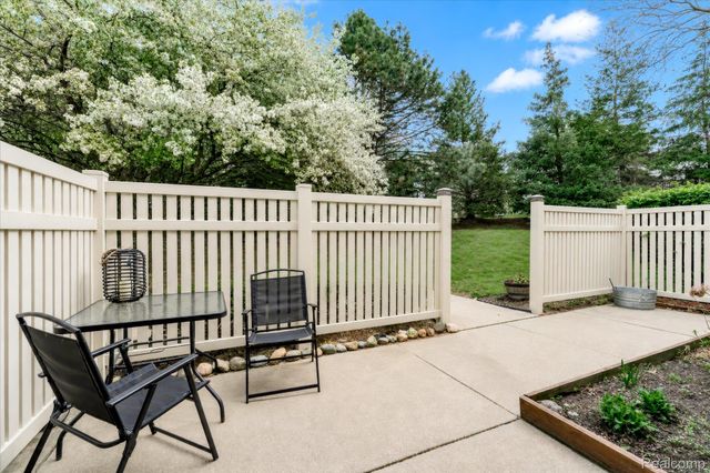 61025 Greenwood Drive, South Lyon, MI 48178