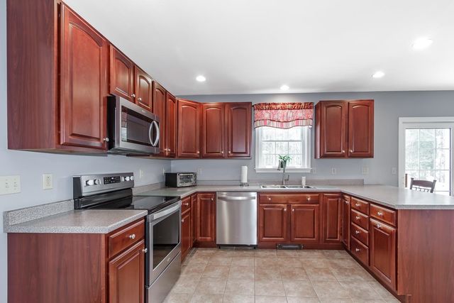 30 Fox Hollow Drive, Weare, NH 03281