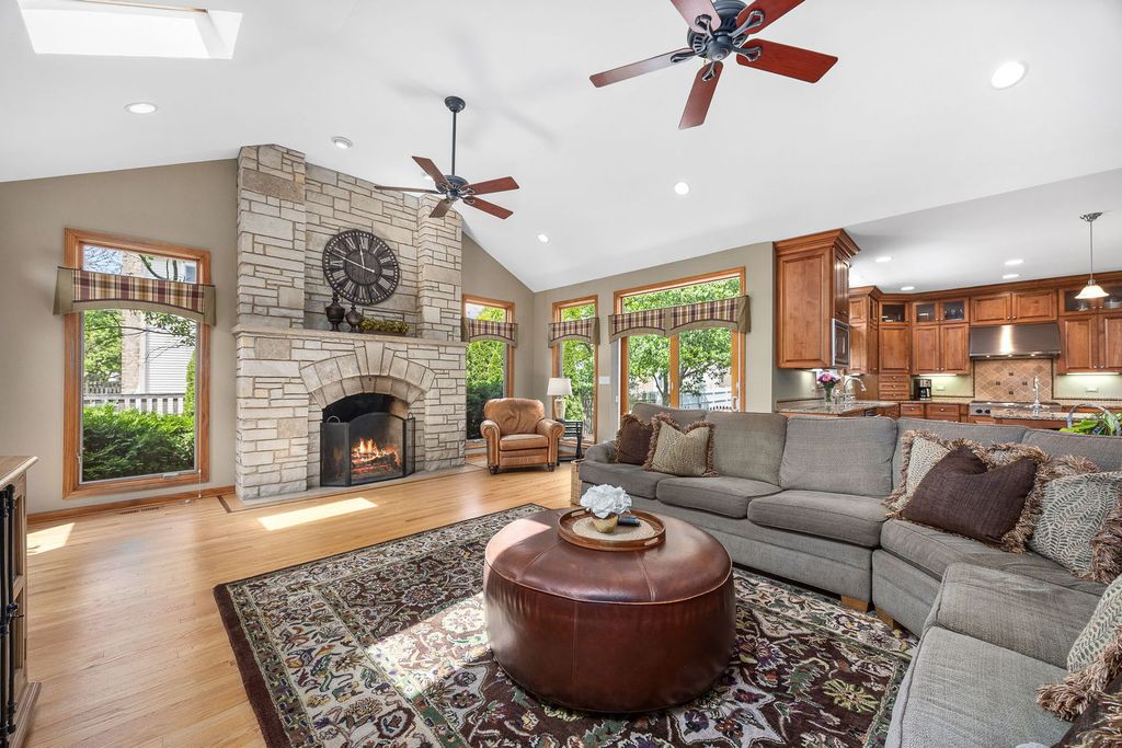 Image 12 of property listing at 4542 Hatch Lane, Lisle, IL 60532