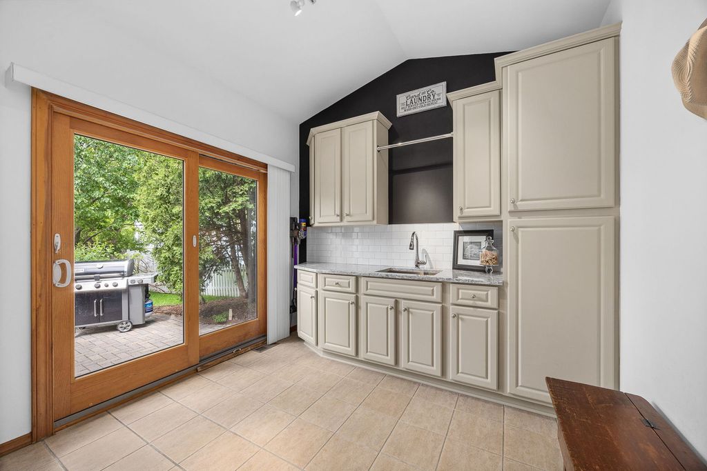 Image 17 of property listing at 4542 Hatch Lane, Lisle, IL 60532