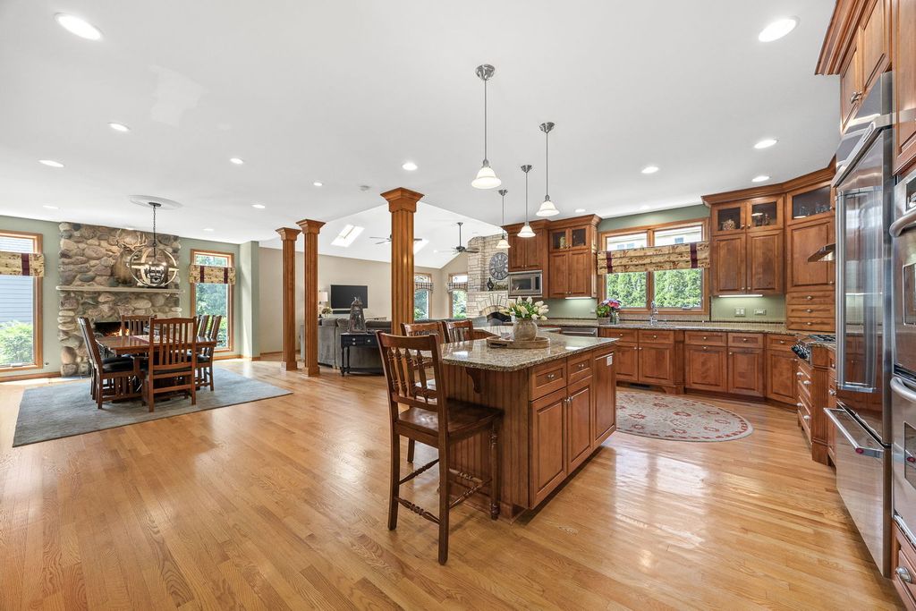 Image 4 of property listing at 4542 Hatch Lane, Lisle, IL 60532