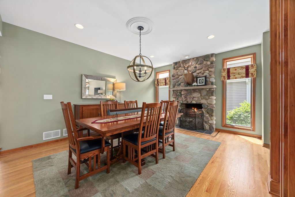 Image 6 of property listing at 4542 Hatch Lane, Lisle, IL 60532