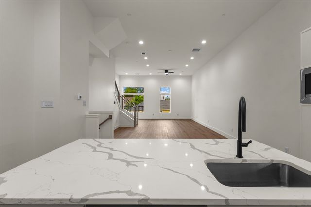 2203 Hondo Avenue 206, Dallas, TX 75219