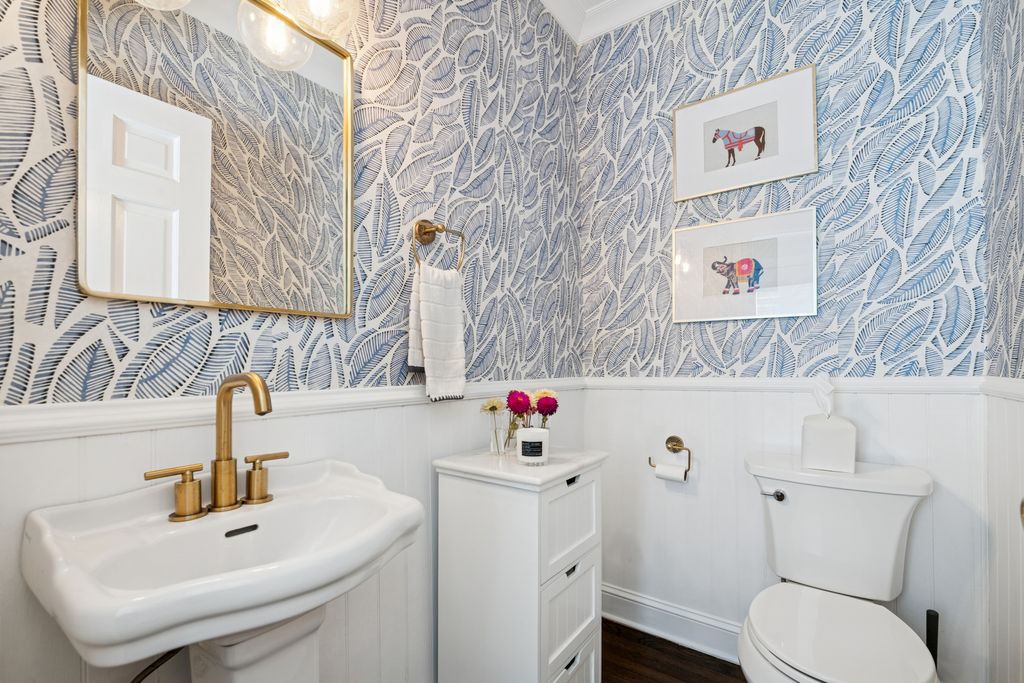 Image 11 of property listing at 1216 16th Street, Wilmette, IL 60091