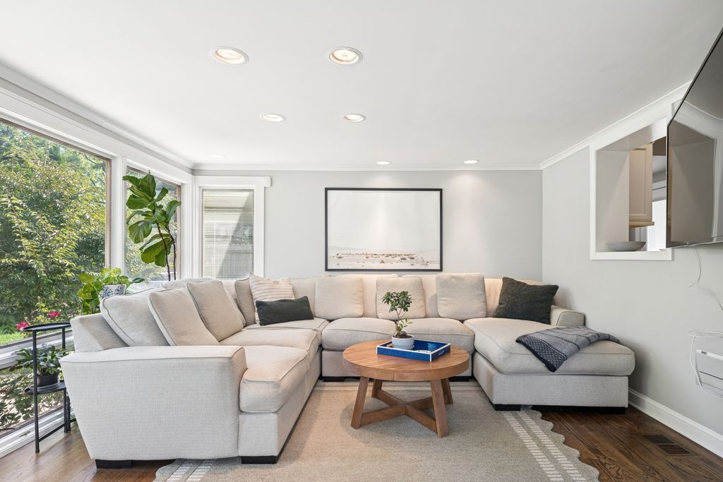 Image 12 of property listing at 1216 16th Street, Wilmette, IL 60091