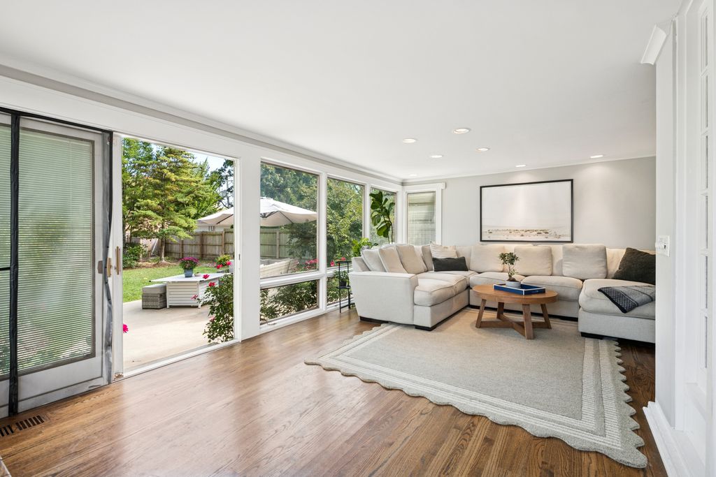 Image 13 of property listing at 1216 16th Street, Wilmette, IL 60091