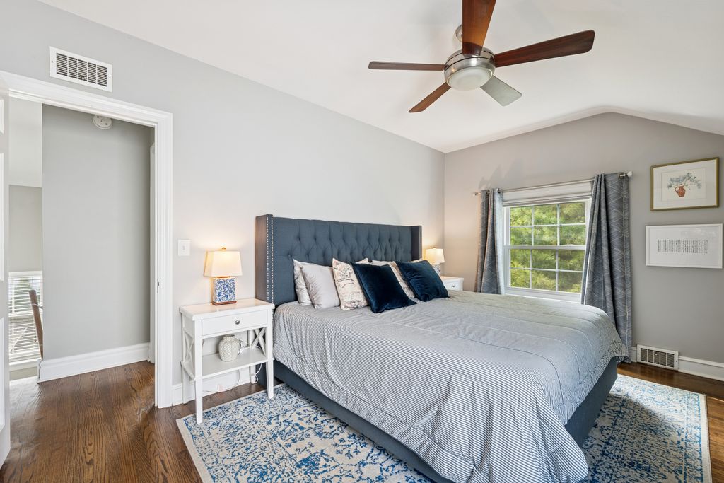 Image 15 of property listing at 1216 16th Street, Wilmette, IL 60091