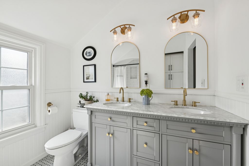 Image 17 of property listing at 1216 16th Street, Wilmette, IL 60091