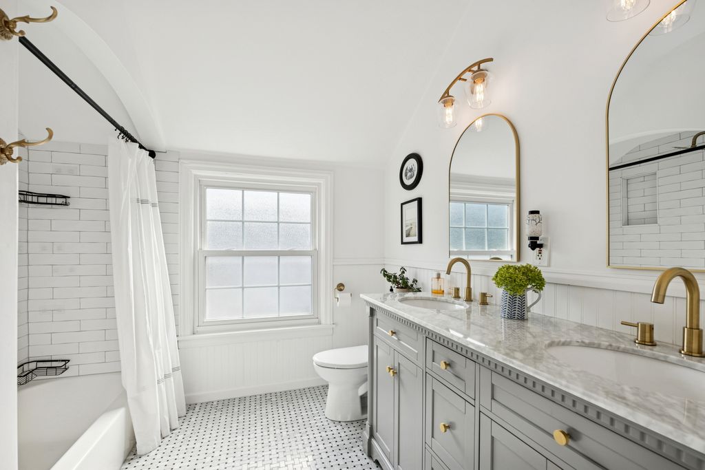 Image 18 of property listing at 1216 16th Street, Wilmette, IL 60091