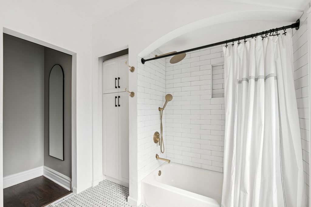 Image 19 of property listing at 1216 16th Street, Wilmette, IL 60091