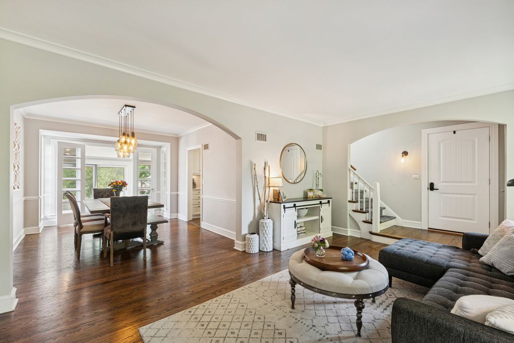 Image 3 of property listing at 1216 16th Street, Wilmette, IL 60091