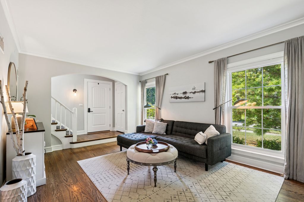 Image 4 of property listing at 1216 16th Street, Wilmette, IL 60091