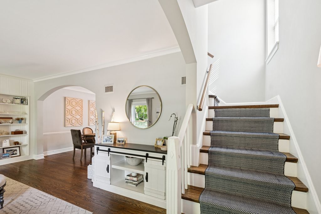 Image 5 of property listing at 1216 16th Street, Wilmette, IL 60091