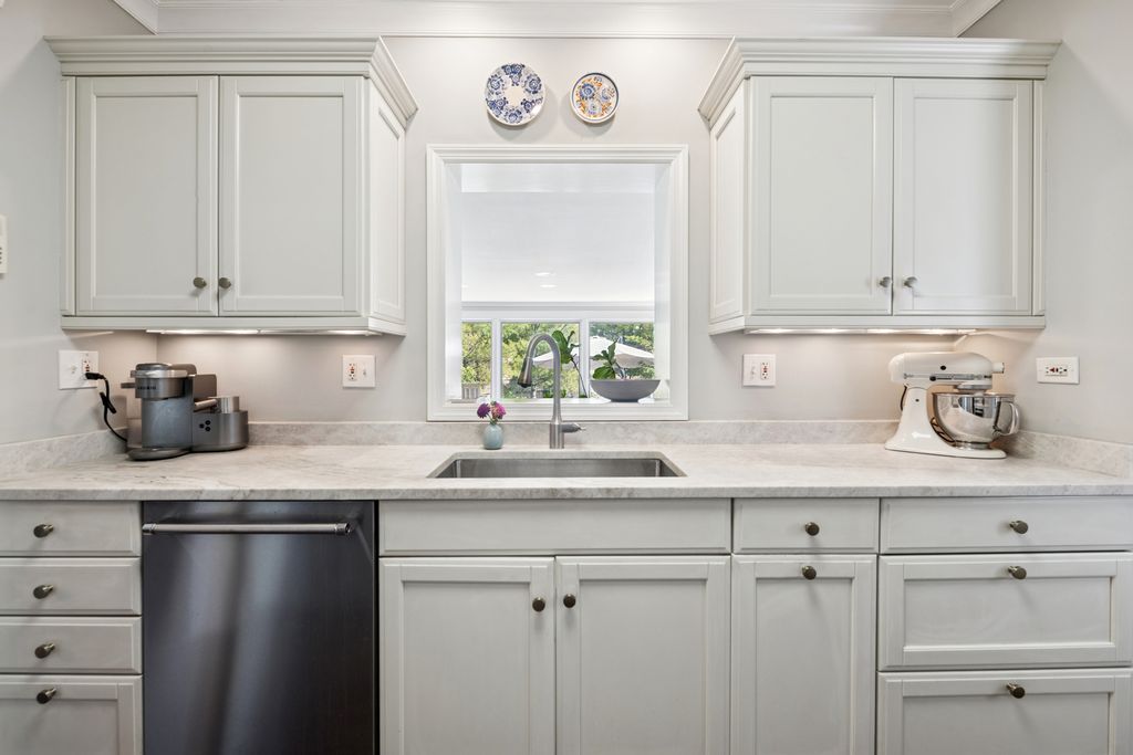 Image 8 of property listing at 1216 16th Street, Wilmette, IL 60091